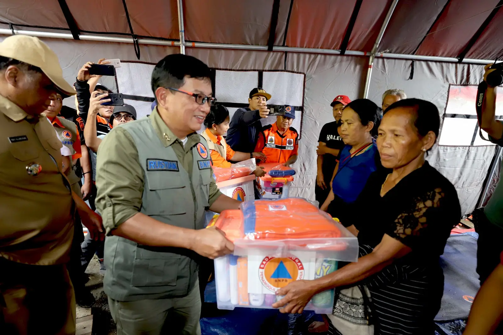 Kedatangan Sekretaris Utama BNPB menyerahkan bantuan sembako kepada warga terdampak longsor di Kelurahan Manggau, Kecamatan Makel, Kabupaten Tana Toraja, Jumat (19/4).